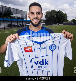 Le nouveau joueur de Gent Dylan Bronn pose pour le photographe lors de la présentation du dernier transfert du club de Jupiler Pro League KAA Gent, joueur Tunésien-français Dylan Bronn, lundi 31 juillet 2017, à Oostakker, Gand. BELGA PHOTO LAURIE DIEFFEMBACQ Banque D'Images