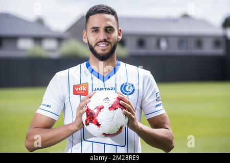 Le nouveau joueur de Gent Dylan Bronn pose pour le photographe lors de la présentation du dernier transfert du club de Jupiler Pro League KAA Gent, joueur Tunésien-français Dylan Bronn, lundi 31 juillet 2017, à Oostakker, Gand. BELGA PHOTO LAURIE DIEFFEMBACQ Banque D'Images