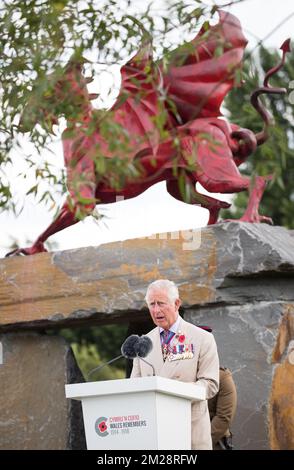 Le Prince Charles de Grande-Bretagne, Prince de Galles, prononce un discours au Welsh National Service of Remembrance au Welsh National Memorial Park pour marquer le centenaire de Passchendaele, la troisième bataille d'Ypres les 30th et 31st juillet 2017, le lundi 31 juillet 2017. BELGA PHOTO POOL BENOIT DOPPAGNE Banque D'Images