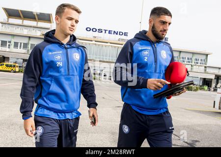 Nicolas Raskin de Gent et Samuel Gigot de Gent photographiés lors du départ de l'équipe belge de football de première division KAA Gent avant le retour du troisième tour de qualification pour la compétition UEFA Europa League, mercredi 02 août 2017 à l'aéroport d'Ostende. KAA Gent joue contre l'équipe autrichienne Rheindorf Altach jeudi après un tirage au sort 1-1. BELGA PHOTO JASPER JACOBS Banque D'Images