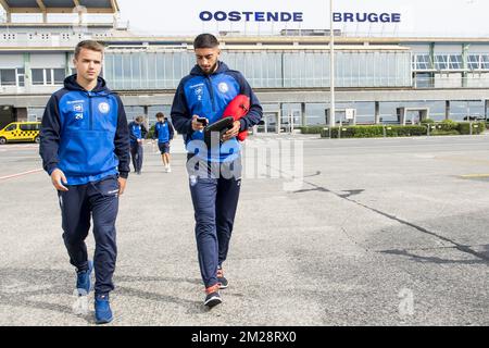 Nicolas Raskin de Gent et Samuel Gigot de Gent photographiés lors du départ de l'équipe belge de football de première division KAA Gent avant le retour du troisième tour de qualification pour la compétition UEFA Europa League, mercredi 02 août 2017 à l'aéroport d'Ostende. KAA Gent joue contre l'équipe autrichienne Rheindorf Altach jeudi après un tirage au sort 1-1. BELGA PHOTO JASPER JACOBS Banque D'Images