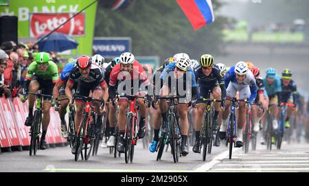 Slovène Marko Kump des Émirats Arabes Unis Abu Dhabi, Belge Edward Thesuns de Trek-Segafredo et Belge Tim Merlier de Willems de Veranda - Crelan sprint pour la fin de la quatrième étape de la tournée de BinckBank en Belgique et aux pays-Bas, à 154,2 km de et à Lanaken, Belgique, jeudi 10 août 2017. BELGA PHOTO DAVID STOCKMAN Banque D'Images