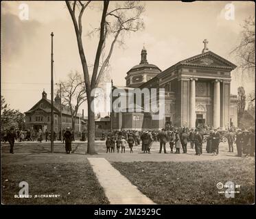 Église du Saint-Sacrement, rue Centre et rue Creighton, Roxbury, Massachusetts. , Églises, foules. Collection Leon Abdalian Banque D'Images