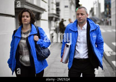 Gwenaelle Martin de Fugea et Philippe Duvivier de Fugea photographiés lors d'une réunion du groupe de travail Fipronil, composé de délégués des gouvernements et de l'industrie des oeufs et du poulet, jeudi 17 août 2017. Des millions d'oeufs ont été tirés de magasins en Belgique, aux pays-Bas et en Allemagne, car le fipronil a été détecté dans des échantillons. L'insecticide fipronil est utilisé pour détruire les poux et les tiques, mais il est interdit pour l'utilisation avec les animaux destinés à la consommation humaine. BELGA PHOTO ERIC LALMAND Banque D'Images