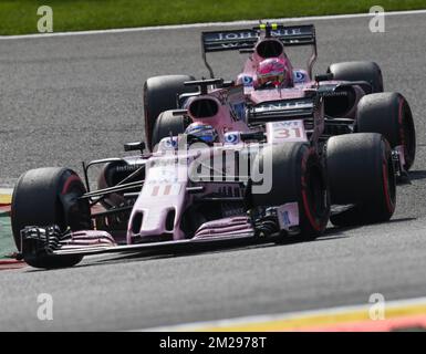 Sergio Perez, pilote mexicain de Force India, et Esteban Ocon, pilote français de Force India, photographiés lors de la course du Grand Prix de Belgique de Formule 1 de Spa-Francorchamps, à Spa-Francorchamps, dimanche 27 août 2017. BELGA PHOTO NICOLAS LAMBERT Banque D'Images