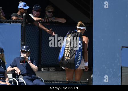 Le Belge Yanina Wickmayer quitte le terrain après avoir perdu un match de tennis contre l'Estonian Kaia Kanepi, dans la deuxième partie du tournoi de singles féminin au tournoi de tennis américain Open Grand Chelem 117th, à Flushing Meadows à New York, Etats-Unis, le jeudi 31 août 2017. BELGA PHOTO YORICK JANSENS Banque D'Images