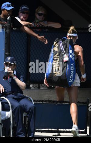 Le Belge Yanina Wickmayer quitte le terrain après avoir perdu un match de tennis contre l'Estonian Kaia Kanepi, dans la deuxième partie du tournoi de singles féminin au tournoi de tennis américain Open Grand Chelem 117th, à Flushing Meadows à New York, Etats-Unis, le jeudi 31 août 2017. BELGA PHOTO YORICK JANSENS Banque D'Images