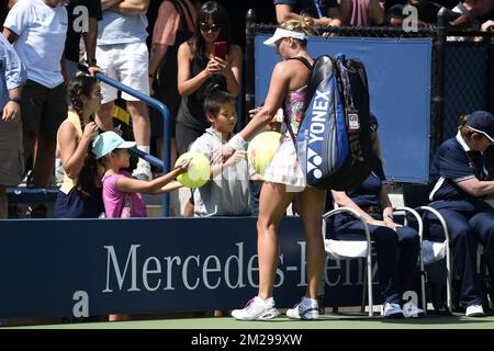 Le Belge Yanina Wickmayer quitte le terrain après avoir perdu un match de tennis contre l'Estonian Kaia Kanepi, dans la deuxième partie du tournoi de singles féminin au tournoi de tennis américain Open Grand Chelem 117th, à Flushing Meadows à New York, Etats-Unis, le jeudi 31 août 2017. BELGA PHOTO YORICK JANSENS Banque D'Images