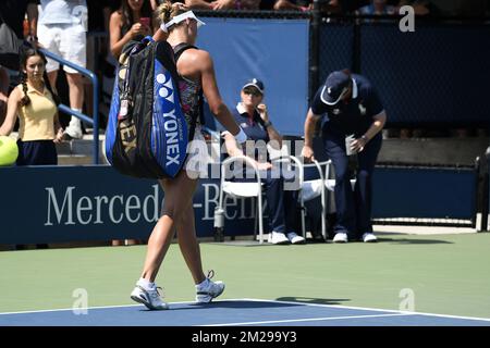 Le Belge Yanina Wickmayer quitte le terrain après avoir perdu un match de tennis contre l'Estonian Kaia Kanepi, dans la deuxième partie du tournoi de singles féminin au tournoi de tennis américain Open Grand Chelem 117th, à Flushing Meadows à New York, Etats-Unis, le jeudi 31 août 2017. BELGA PHOTO YORICK JANSENS Banque D'Images