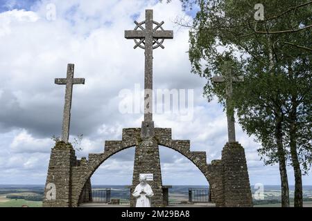 Face au site de la ligne Maginot appelée Villy la Ferte, le mont Walfroy avec ses légendes et l'église domine toute la campagne | face au fort de Villy la Ferte le mont Walfroy avec ses légendes et son eglise domine tous les environs 30/07/2017 Banque D'Images