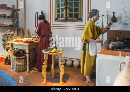 Diorama montrant des personnages grandeur nature représentant la vie quotidienne dans la cuisine d'une villa romaine, Echternach, Luxembourg | Diorama Montrant cuisine au centre d'information de la Villa Romaine d'Echternach, Luxembourg 25/08/2017 Banque D'Images