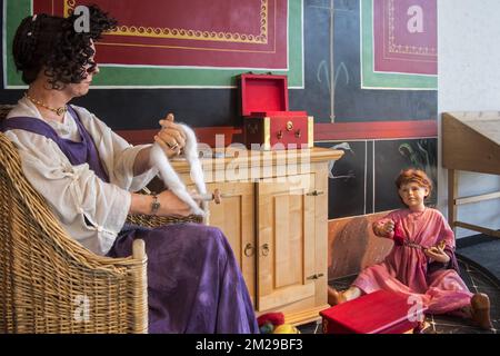 Diorama montrant des personnages grandeur nature représentant une femme en rotation avec un fuseau whorl et une fille dans une villa romaine, Echternach, Luxembourg | Diorama monomère avec fusaau et sa fusaïole au centre d'information de la Villa Romaine d'Echternach, Luxembourg 25/08/2017 Banque D'Images