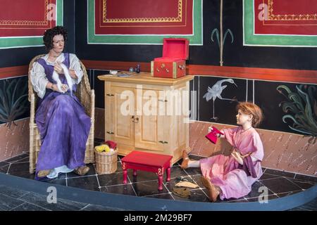 Diorama montrant des personnages grandeur nature représentant une femme en rotation avec un fuseau whorl et une fille dans une villa romaine, Echternach, Luxembourg | Diorama monomère avec fusaau et sa fusaïole au centre d'information de la Villa Romaine d'Echternach, Luxembourg 25/08/2017 Banque D'Images