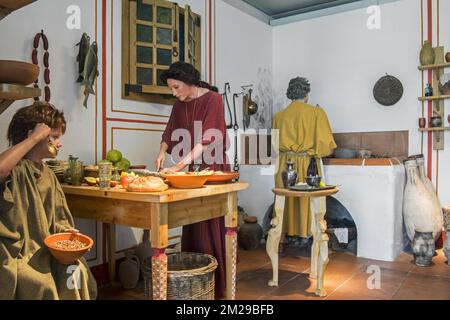 Diorama montrant des personnages grandeur nature représentant la vie quotidienne dans la cuisine d'une villa romaine, Echternach, Luxembourg | Diorama Montrant cuisine au centre d'information de la Villa Romaine d'Echternach, Luxembourg 25/08/2017 Banque D'Images