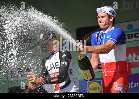 Le slovène Marko Kump des Émirats Arabes Unis Abu Dhabi et le français Arnaud Demare de FDJ célèbrent sur le podium avec du champagne après l'édition 5th de la course cycliste « Brussels Cycling Classic », à 201,3 km de et à Bruxelles, le samedi 02 septembre 2017. BELGA PHOTO DAVID STOCKMAN Banque D'Images