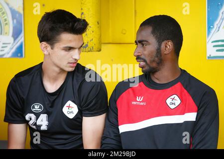 Jarno Libert d'OHL et Barry Boubacar Copa, gardien de but d'OHL, photographiés lors d'un match de football entre KVC Westerlo et OH Leuven, à Westerlo, samedi 02 septembre 2017, le quatrième jour de la compétition Proximus League de la division 1B du championnat belge de football. BELGA PHOTO BRUNO FAHY Banque D'Images