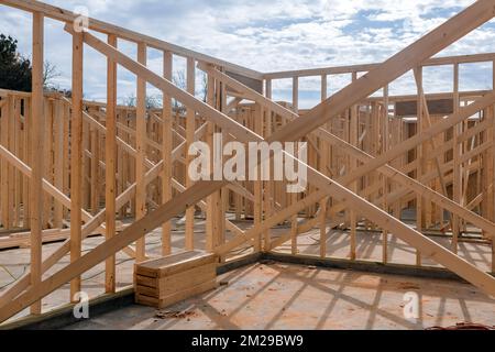 Lors de la construction de nouvelles poutres de charpente de bois de maison sont utilisées pour soutenir Banque D'Images