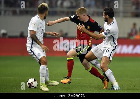 Petros Mantalos en Grèce, Kevin de Bruyne en Belgique et Alexandros Tziolis en Grèce photographiés en action lors d'un match de qualification de la coupe du monde entre la Grèce et l'équipe nationale belge de football Red Devils au Pirée, Athènes, Grèce, dimanche 03 septembre 2017. BELGA PHOTO DIRK WAEM Banque D'Images