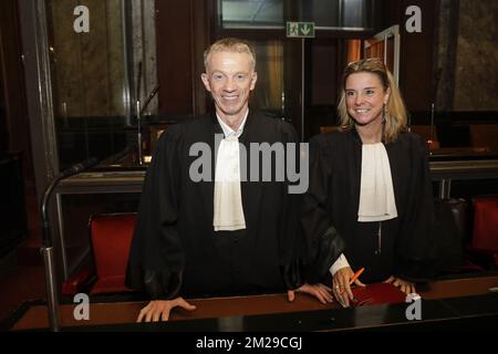 L'avocat Xavier Carrette et l'avocat Catherine Toussaint photographiés lors de la composition du jury avant le début du procès assourdisant d'Omar Ben Atmane devant le tribunal assourdisant de Bruxelles-capitale pour le meurtre de Abdelouhid El Ayoubi (44) à Molenbeek le 15 mars 2012. BELGA PHOTO THIERRY ROGE Banque D'Images