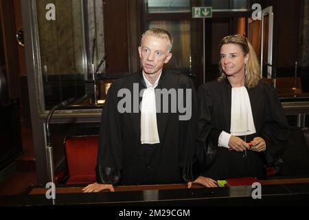 L'avocat Xavier Carrette et l'avocat Catherine Toussaint photographiés lors de la composition du jury avant le début du procès assourdisant d'Omar Ben Atmane devant le tribunal assourdisant de Bruxelles-capitale pour le meurtre de Abdelouhid El Ayoubi (44) à Molenbeek le 15 mars 2012. BELGA PHOTO THIERRY ROGE Banque D'Images