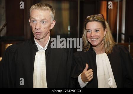 L'avocat Xavier Carrette et l'avocat Catherine Toussaint photographiés lors de la composition du jury avant le début du procès assourdisant d'Omar Ben Atmane devant le tribunal assourdisant de Bruxelles-capitale pour le meurtre de Abdelouhid El Ayoubi (44) à Molenbeek le 15 mars 2012. BELGA PHOTO THIERRY ROGE Banque D'Images