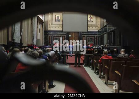 L'illustration montre la salle d'audience pendant la composition du jury avant le début du procès assourdisant d'Omar Ben Atmane devant le tribunal assourdisant de Bruxelles-capitale pour le meurtre de Abdelouhid El Ayoubi (44) à Molenbeek le 15 mars 2012. BELGA PHOTO THIERRY ROGE Banque D'Images