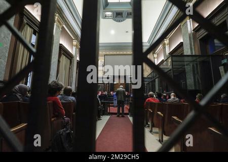 L'illustration montre la salle d'audience pendant la composition du jury avant le début du procès assourdisant d'Omar Ben Atmane devant le tribunal assourdisant de Bruxelles-capitale pour le meurtre de Abdelouhid El Ayoubi (44) à Molenbeek le 15 mars 2012. BELGA PHOTO THIERRY ROGE Banque D'Images