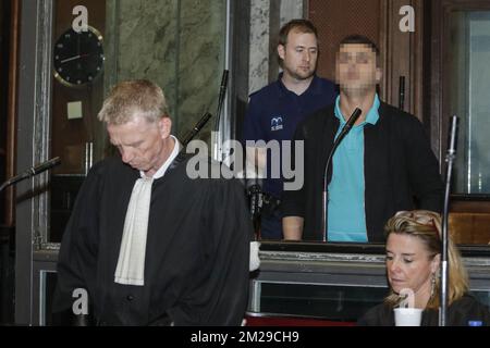 L'avocat Xavier Carrette, Omar Ben Atmane et l'avocat Catherine Toussaint ont été photographiés lors de la composition du jury avant le début du procès d'Omar Ben Atmane devant le tribunal de Bruxelles-capitale pour le meurtre d'Abdelouhid El Ayoubi (44) à Molenbeek le 15 mars 2012. BELGA PHOTO THIERRY ROGE Banque D'Images