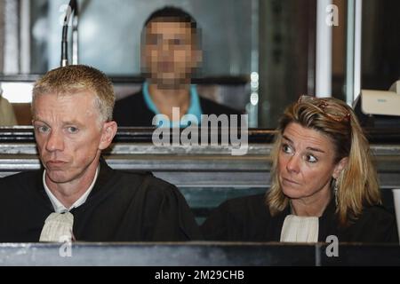 L'avocat Xavier Carrette, Omar Ben Atmane et l'avocat Catherine Toussaint ont été photographiés lors de la composition du jury avant le début du procès d'Omar Ben Atmane devant le tribunal de Bruxelles-capitale pour le meurtre d'Abdelouhid El Ayoubi (44) à Molenbeek le 15 mars 2012. BELGA PHOTO THIERRY ROGE Banque D'Images