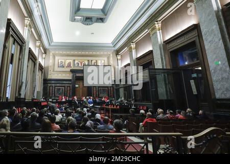 L'illustration montre la salle d'audience pendant la composition du jury avant le début du procès assourdisant d'Omar Ben Atmane devant le tribunal assourdisant de Bruxelles-capitale pour le meurtre de Abdelouhid El Ayoubi (44) à Molenbeek le 15 mars 2012. BELGA PHOTO THIERRY ROGE Banque D'Images