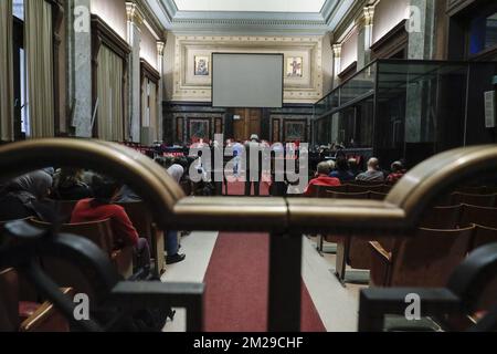 L'illustration montre la salle d'audience pendant la composition du jury avant le début du procès assourdisant d'Omar Ben Atmane devant le tribunal assourdisant de Bruxelles-capitale pour le meurtre de Abdelouhid El Ayoubi (44) à Molenbeek le 15 mars 2012. BELGA PHOTO THIERRY ROGE Banque D'Images