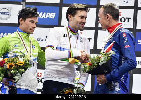 Slovène Primoz Rogall de Team LottoNL-Jumbo, néerlandais Tom Dumoulin de Team Sunweb et britannique Chris Froome de Team Sky photographiés sur le podium après la course individuelle de temps de Men Elite aux Championnats du monde de cyclisme sur route UCI 2017 à Bergen, en Norvège, le mercredi 20 septembre 2017. BELGA PHOTO YORICK JANSENS Banque D'Images