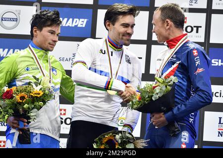 Slovène Primoz Rogall de Team LottoNL-Jumbo, néerlandais Tom Dumoulin de Team Sunweb et britannique Chris Froome de Team Sky photographiés sur le podium après la course individuelle de temps de Men Elite aux Championnats du monde de cyclisme sur route UCI 2017 à Bergen, en Norvège, le mercredi 20 septembre 2017. BELGA PHOTO YORICK JANSENS Banque D'Images