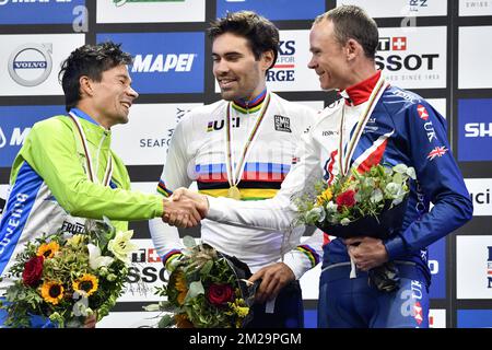 Slovène Primoz Rogall de Team LottoNL-Jumbo, néerlandais Tom Dumoulin de Team Sunweb et britannique Chris Froome de Team Sky photographiés sur le podium après la course individuelle de temps de Men Elite aux Championnats du monde de cyclisme sur route UCI 2017 à Bergen, en Norvège, le mercredi 20 septembre 2017. BELGA PHOTO YORICK JANSENS Banque D'Images
