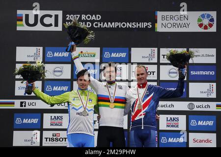 Slovène Primoz Rogall de Team LottoNL-Jumbo, néerlandais Tom Dumoulin de Team Sunweb et britannique Chris Froome de Team Sky photographiés sur le podium après la course individuelle de temps de Men Elite aux Championnats du monde de cyclisme sur route UCI 2017 à Bergen, en Norvège, le mercredi 20 septembre 2017. BELGA PHOTO YORICK JANSENS Banque D'Images