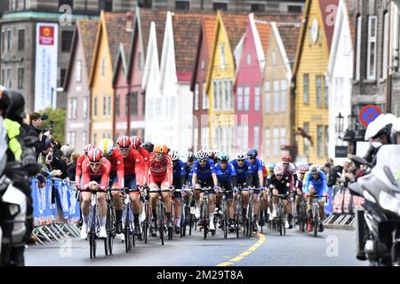 L'illustration montre le pack de cavaliers en action pendant les hommes de moins de 23 ans aux Championnats du monde de cyclisme sur route 2017 de l'UCI à Bergen, Norvège, le vendredi 22 septembre 2017. BELGA PHOTO YORICK JANSENS Banque D'Images