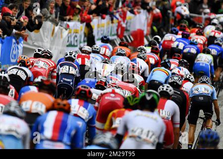 L'illustration montre le pack de cavaliers en action pendant les hommes de moins de 23 ans aux Championnats du monde de cyclisme sur route 2017 de l'UCI à Bergen, Norvège, le vendredi 22 septembre 2017. BELGA PHOTO YORICK JANSENS Banque D'Images