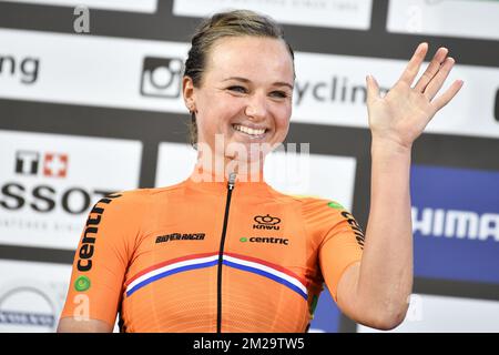 Chantal Blaak, néerlandaise, célèbre sur le podium après avoir remporté la course sur route féminine Elite aux Championnats du monde de cyclisme sur route UCI 2017 à Bergen, Norvège, le samedi 23 septembre 2017. BELGA PHOTO YORICK JANSENS Banque D'Images