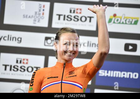 Chantal Blaak, néerlandaise, célèbre sur le podium après avoir remporté la course sur route féminine Elite aux Championnats du monde de cyclisme sur route UCI 2017 à Bergen, Norvège, le samedi 23 septembre 2017. BELGA PHOTO YORICK JANSENS Banque D'Images