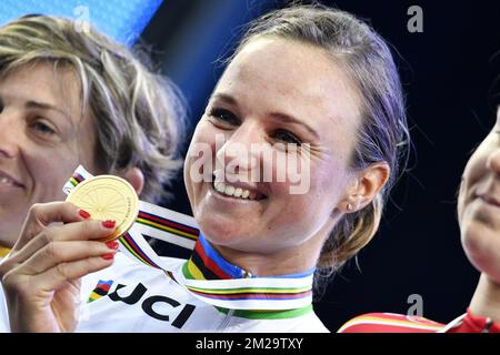 La néerlandaise Chantal Blaak célèbre sur le podium avec la médaille d'or après avoir remporté la course féminine Elite sur route aux Championnats du monde de cyclisme sur route UCI 2017 à Bergen, en Norvège, le samedi 23 septembre 2017. BELGA PHOTO YORICK JANSENS Banque D'Images