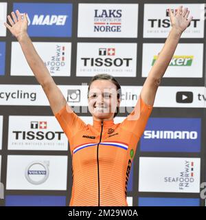 Chantal Blaak, néerlandaise, célèbre sur le podium après avoir remporté la course sur route féminine Elite aux Championnats du monde de cyclisme sur route UCI 2017 à Bergen, Norvège, le samedi 23 septembre 2017. BELGA PHOTO YORICK JANSENS Banque D'Images