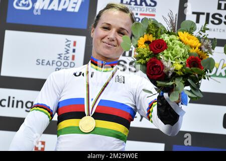 Chantal Blaak, néerlandaise, célèbre sur le podium après avoir remporté la course sur route féminine Elite aux Championnats du monde de cyclisme sur route UCI 2017 à Bergen, Norvège, le samedi 23 septembre 2017. BELGA PHOTO YORICK JANSENS Banque D'Images