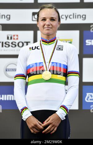 Chantal Blaak, néerlandaise, célèbre sur le podium après avoir remporté la course sur route féminine Elite aux Championnats du monde de cyclisme sur route UCI 2017 à Bergen, Norvège, le samedi 23 septembre 2017. BELGA PHOTO YORICK JANSENS Banque D'Images