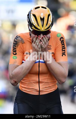 Chantal Blaak, néerlandaise, célèbre en franchissant la ligne d'arrivée pour remporter la course sur route féminine Elite aux Championnats du monde de cyclisme sur route UCI 2017 à Bergen, Norvège, le samedi 23 septembre 2017. BELGA PHOTO YORICK JANSENS Banque D'Images