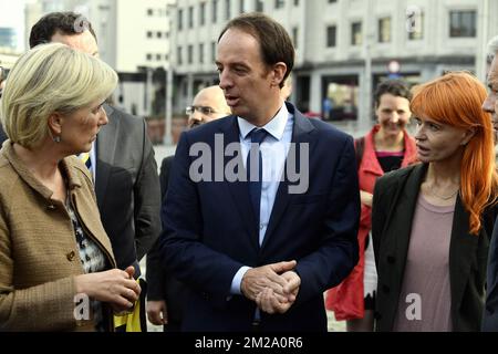 La princesse Astrid de Belgique, Jean Van Wetter de handicap international belgique et la chanteuse Axelle Red photographiée lors d'une visite royale à l'inauguration de l'exposition de photos « pour un monde sans mines - voor een wereld zonder landmijn » (pour un monde sans mines terrestres), vendredi 29 septembre 2017 à Bruxelles. BELGA PHOTO ERIC LALMAND Banque D'Images