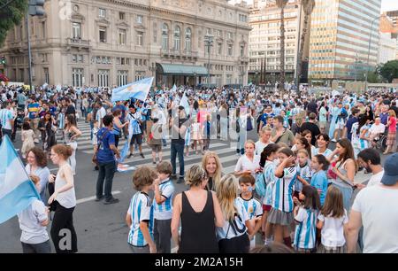 Les fans argentins de football sur l'avenue du 9th juillet, Buenos Aires, Argentine célèbrent leur équipe nationale qui a atteint la finale de la coupe du monde de la FIFA Banque D'Images