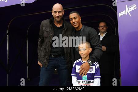 Jan Koller, ancien buteur d'Anderlecht, et Youri Tielemans d'Anderlecht, photographiés lors du match de la Jupiler Pro League entre RSC Anderlecht et Standard de Liège, à Anderlecht, dimanche 01 octobre 2017, le neuvième jour de la Jupiler Pro League, la saison belge du championnat de football 2017-2018. BELGA PHOTO VIRGINIE LEFOUR Banque D'Images