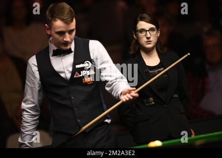 Le joueur de snooker polonais Monika Sulkowska a été photographié lors d'un match entre Luca Brecel belge et Sam Craigie en Grande-Bretagne lors du premier tour du tournoi de snooker European Masters, le lundi 02 octobre 2017, à Lommel. BELGA PHOTO YORICK JANSENS Banque D'Images