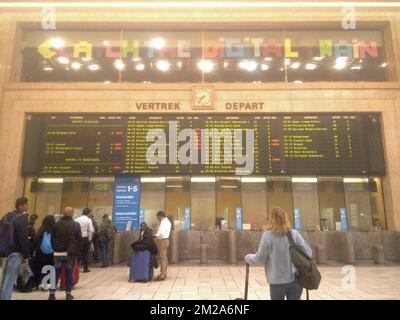 L'illustration montre la gare centrale de Bruxelles (Bruxelles-Central - Bruxelles-Centraal) lors d'une grève générale organisée par l'Union socialiste FGTB-CGSP/ABVV-ACOD, mardi 10 octobre 2017, à Bruxelles. PHOTO DE BELGA CAMILLE DELANNOIS Banque D'Images