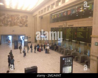 L'illustration montre la gare centrale de Bruxelles (Bruxelles-Central - Bruxelles-Centraal) lors d'une grève générale organisée par l'Union socialiste FGTB-CGSP/ABVV-ACOD, mardi 10 octobre 2017, à Bruxelles. PHOTO DE BELGA CAMILLE DELANNOIS Banque D'Images